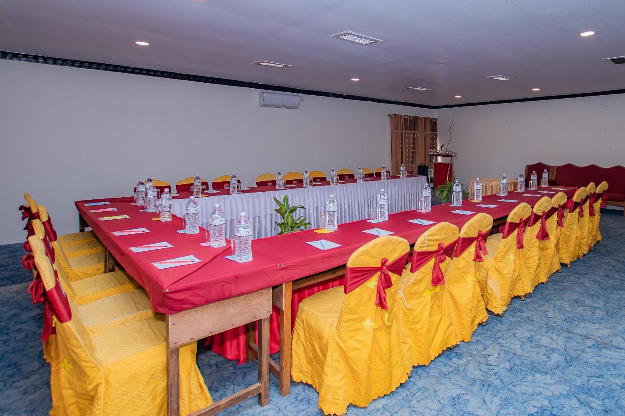 Hotel Pokhara Village & Spa 外观 照片